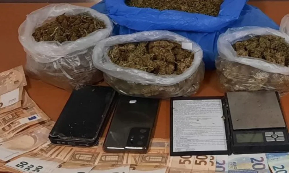 Ηράκλειο: Κακουργηματική δίωξη σε τρεις συλληφθέντες για ένα κιλό χασίς και 1.900 ευρώ